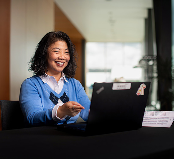 教授と学生が実験室でコンピュータ画面を観察している