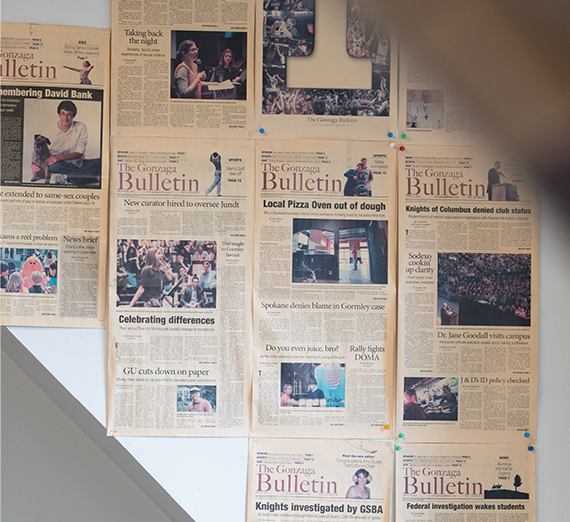 R&Bアーティストのアレン・ストーン（中央）が、Offbeat Filmsが撮影したビデオのプレビューを楽しんでいる。彼の周囲には、ザグス・ジェス・クレメント（ストーンの左）、ダニー・チャステイン（右上）、テイラー・ペドロザ（’13、右中央）、トーマス・アクェルス（右下）がいる。出演した俳優には、マット・ベルガラ（’15、挿入画像）とコナー・ブレネス（’13）が含まれる。