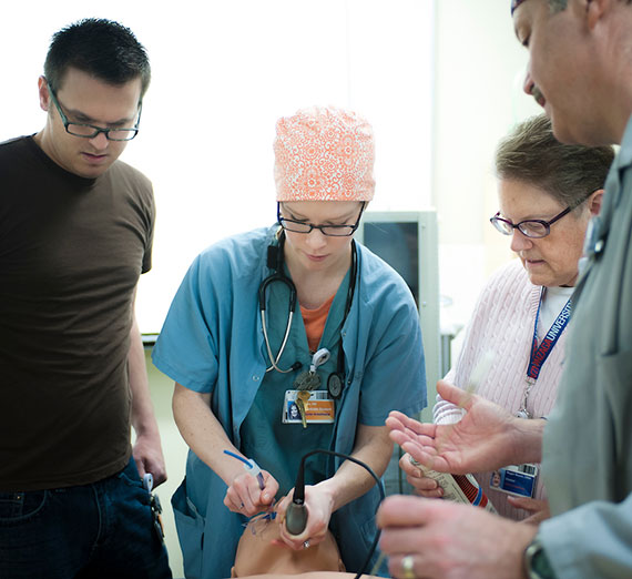 二人の女性と二人の男性が階段に立っている