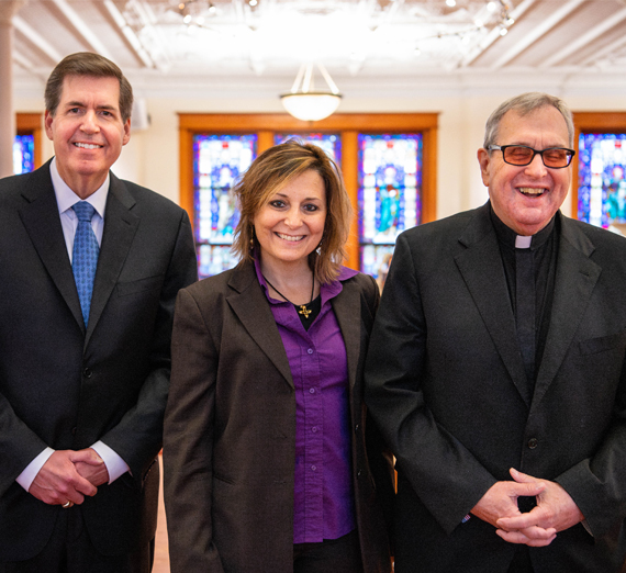 クリスティン・ディーシーが長城の前に立つ